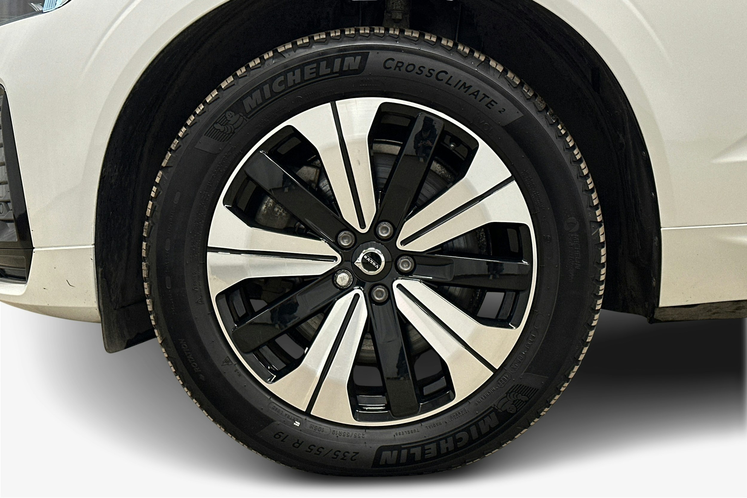 valkoinen Volvo XC60 2023 kuva 11.