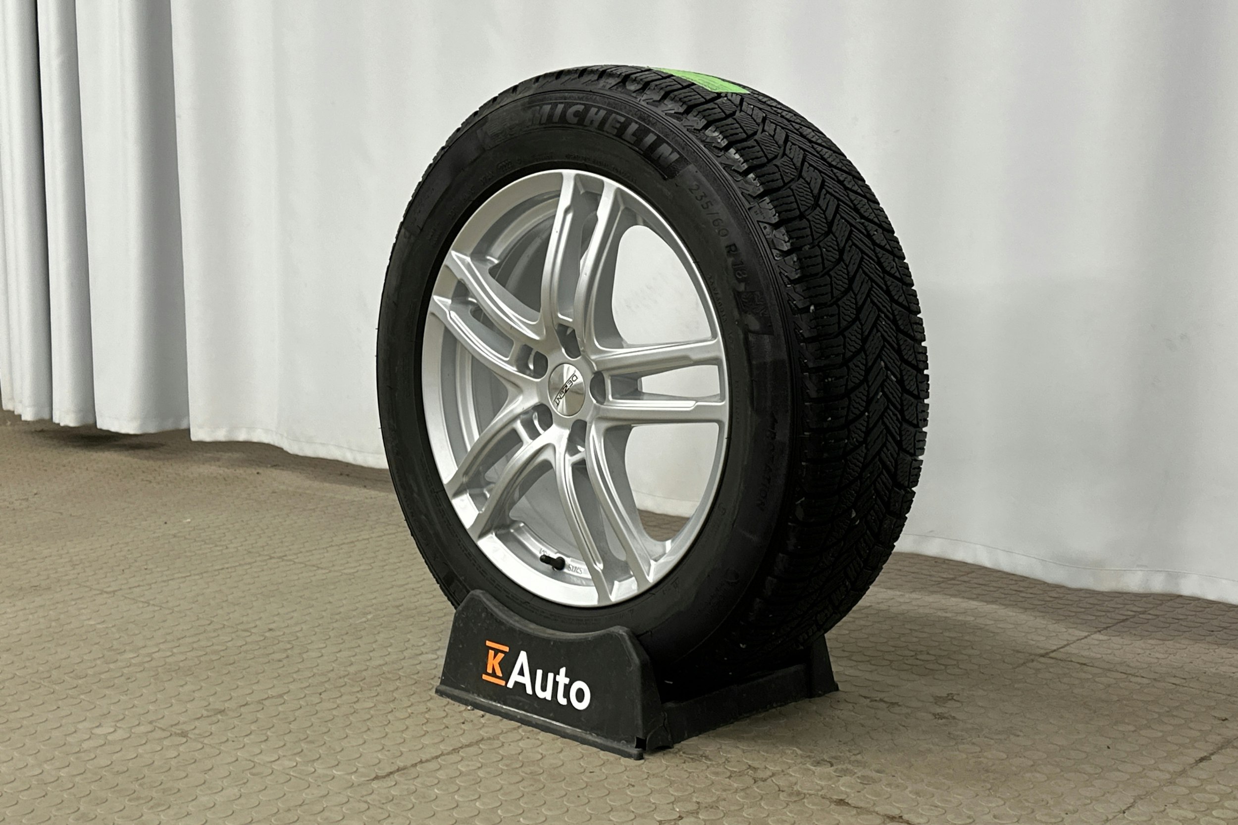 valkoinen Volvo XC60 2023 kuva 13.