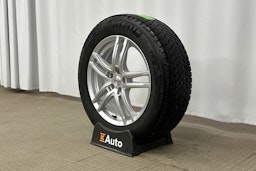 valkoinen Volvo XC60 2023 kuva 13.