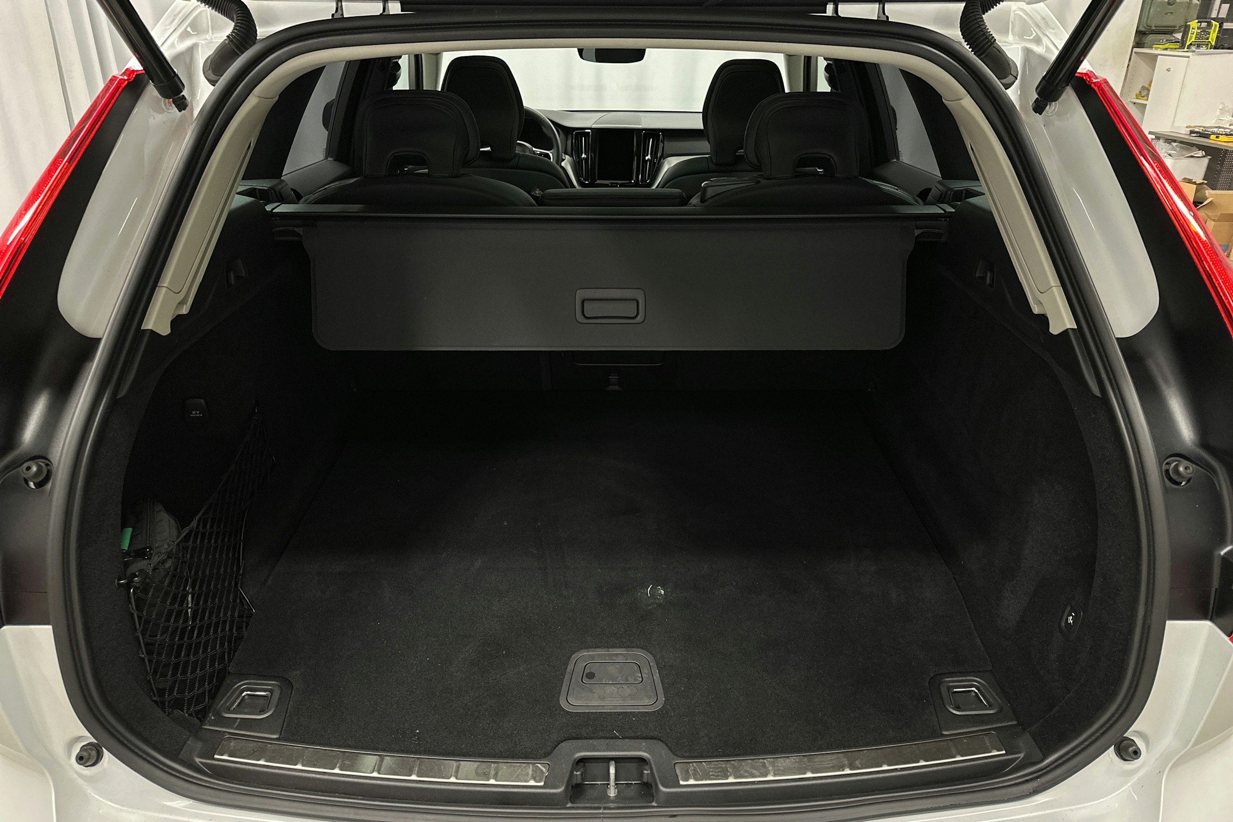 valkoinen Volvo XC60 2023 kuva 14.