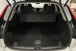 valkoinen Volvo XC60 2023 kuva 14.