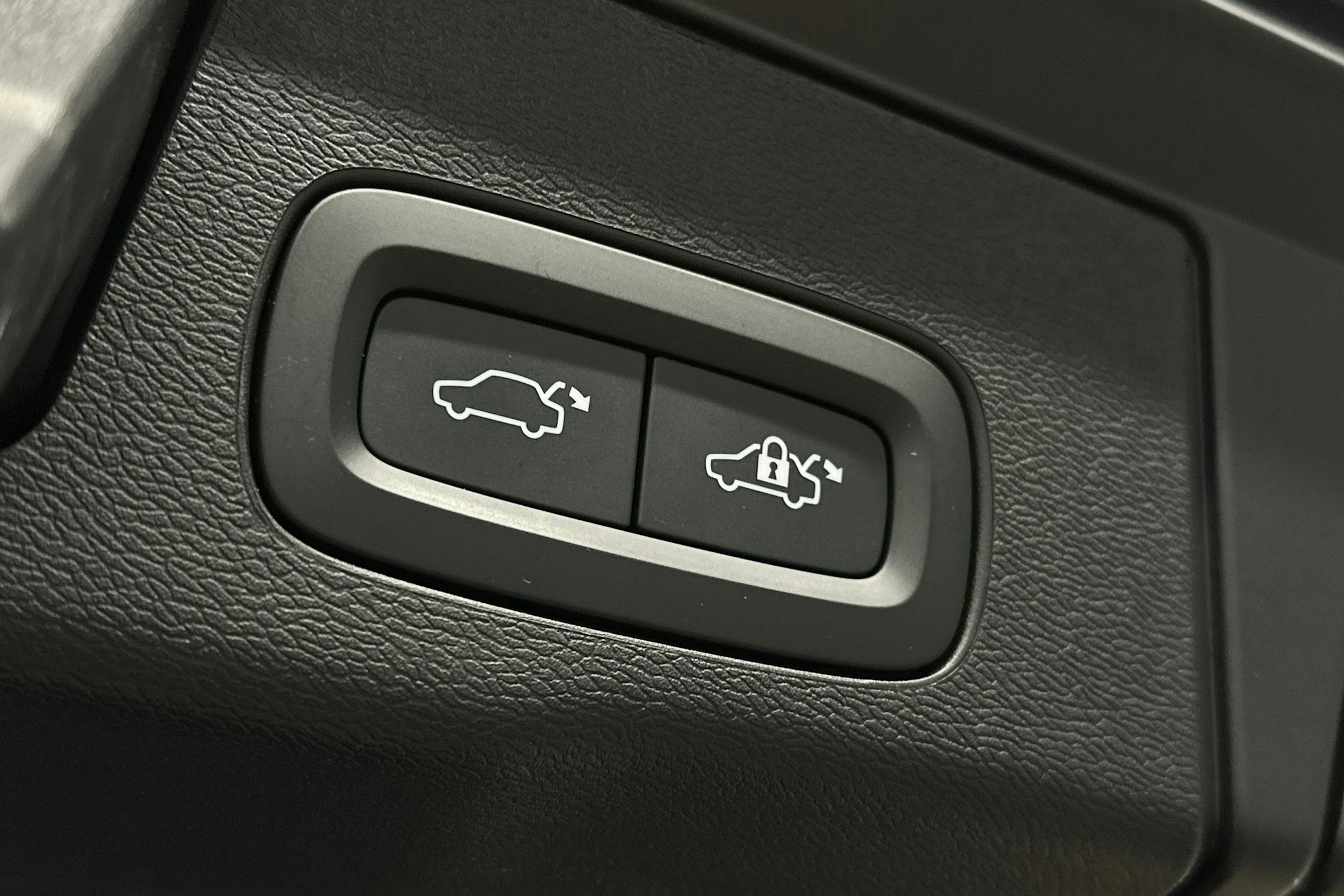 valkoinen Volvo XC60 2023 kuva 15.