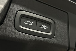 valkoinen Volvo XC60 2023 kuva 15.