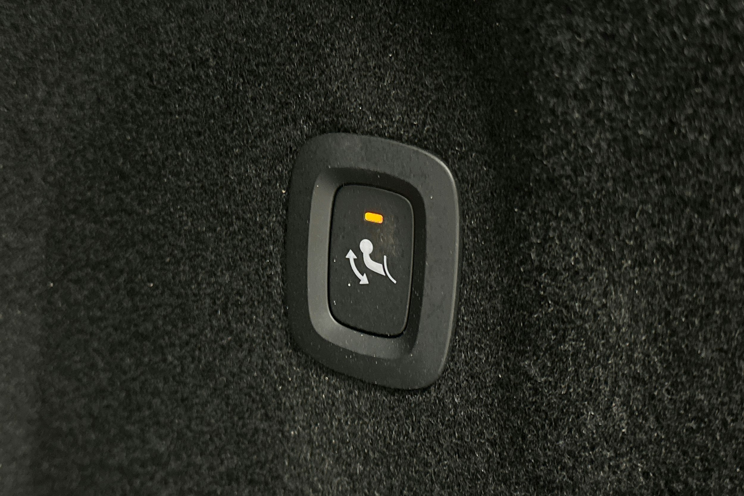 valkoinen Volvo XC60 2023 kuva 16.