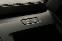 valkoinen Volvo XC60 2023 kuva 17.