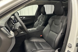 valkoinen Volvo XC60 2023 kuva 18.