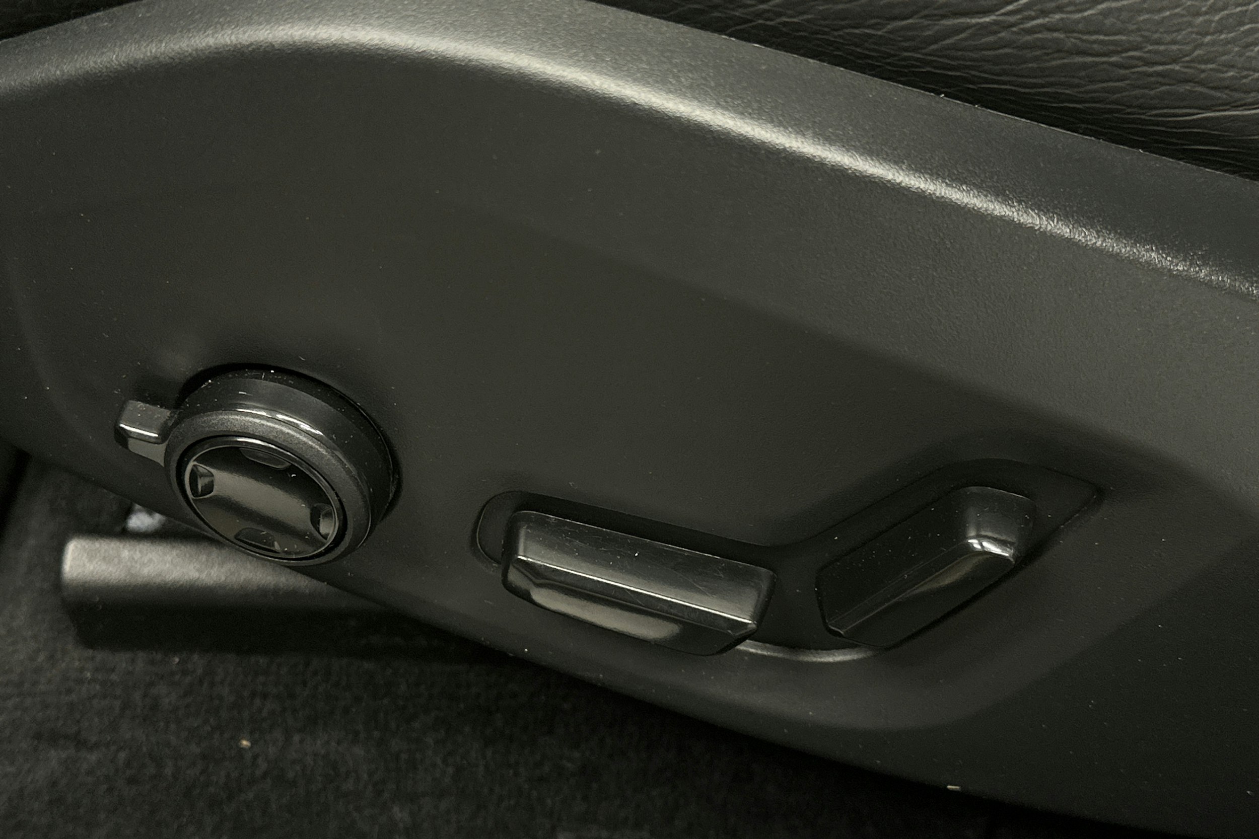 valkoinen Volvo XC60 2023 kuva 19.