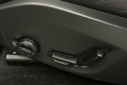 valkoinen Volvo XC60 2023 kuva 19.