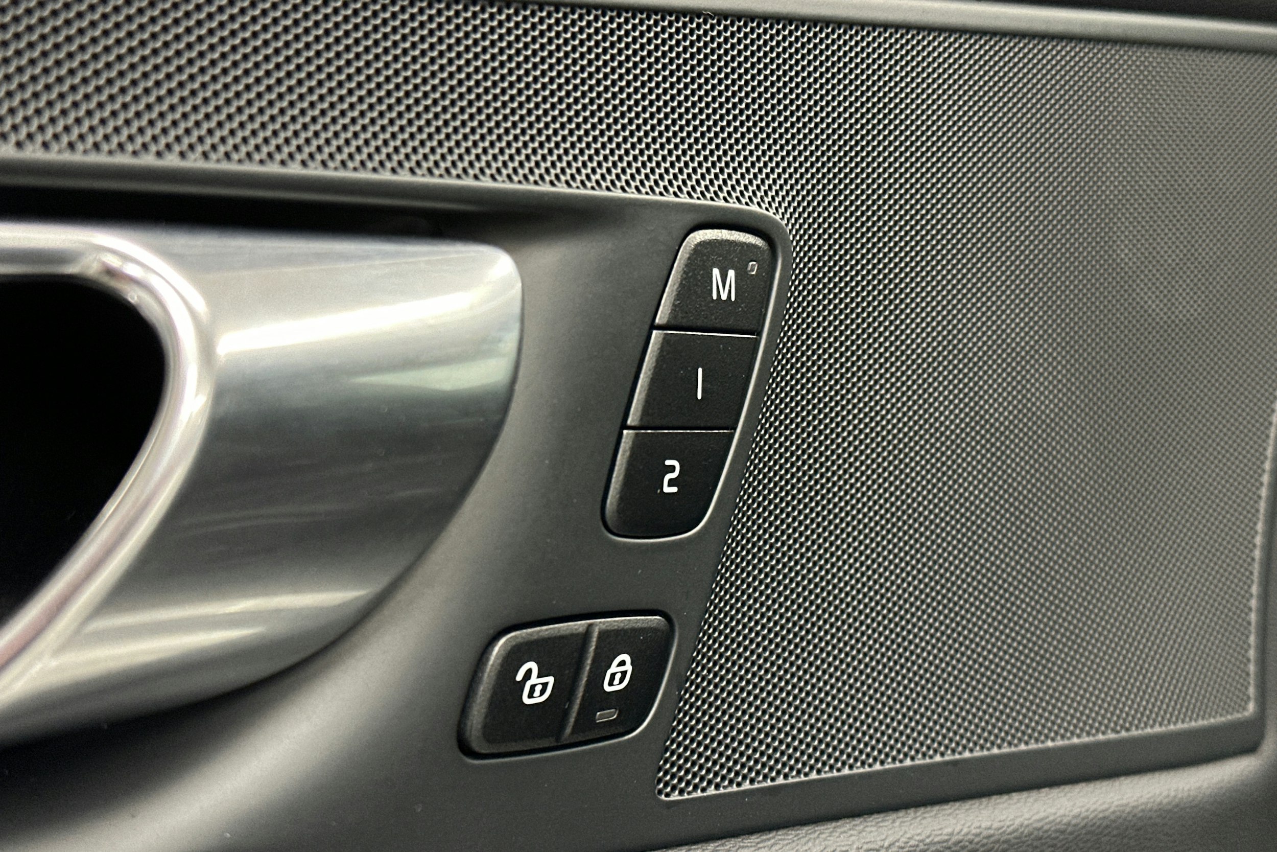 valkoinen Volvo XC60 2023 kuva 20.