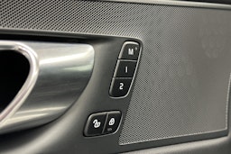 valkoinen Volvo XC60 2023 kuva 20.