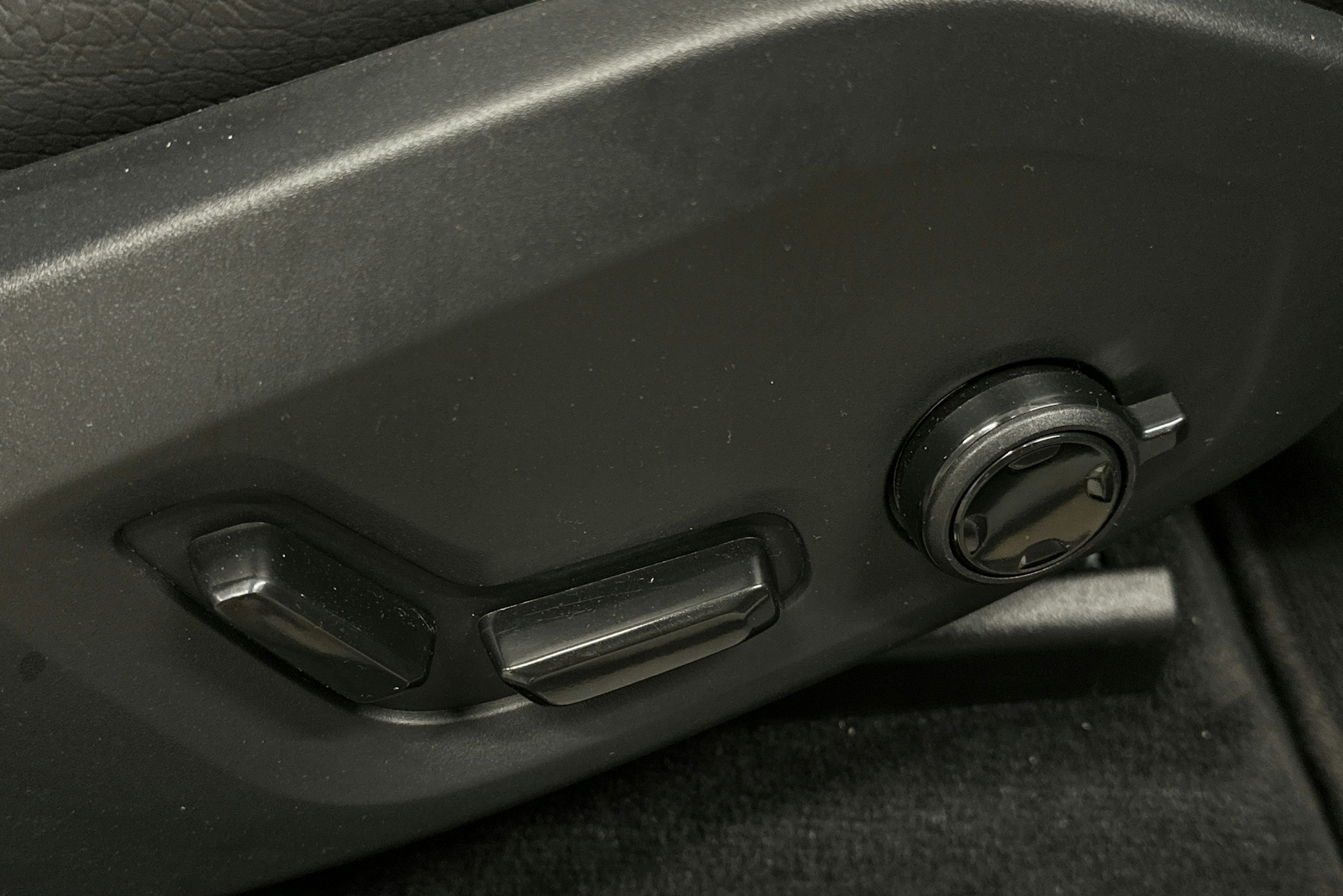 valkoinen Volvo XC60 2023 kuva 21.