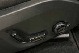 valkoinen Volvo XC60 2023 kuva 21.