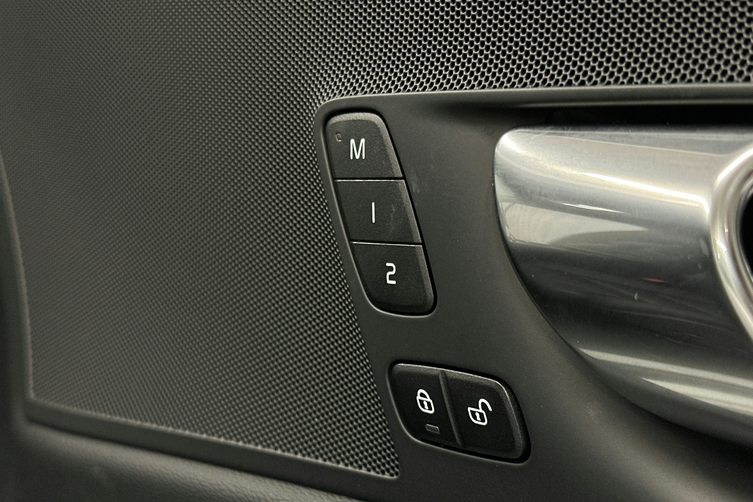 valkoinen Volvo XC60 2023 kuva 22.