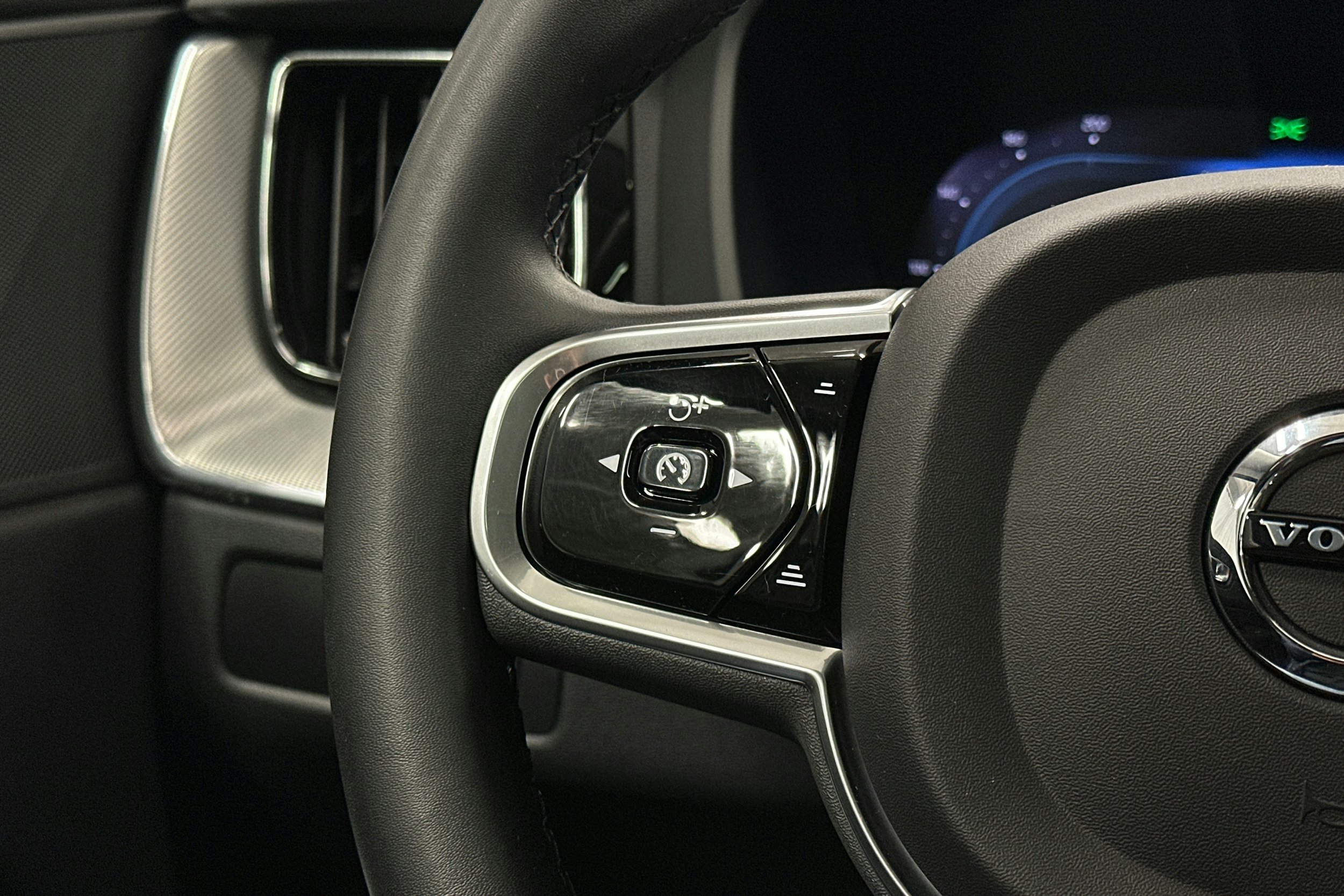 valkoinen Volvo XC60 2023 kuva 24.