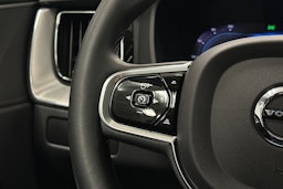 valkoinen Volvo XC60 2023 kuva 24.