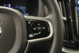 valkoinen Volvo XC60 2023 kuva 25.