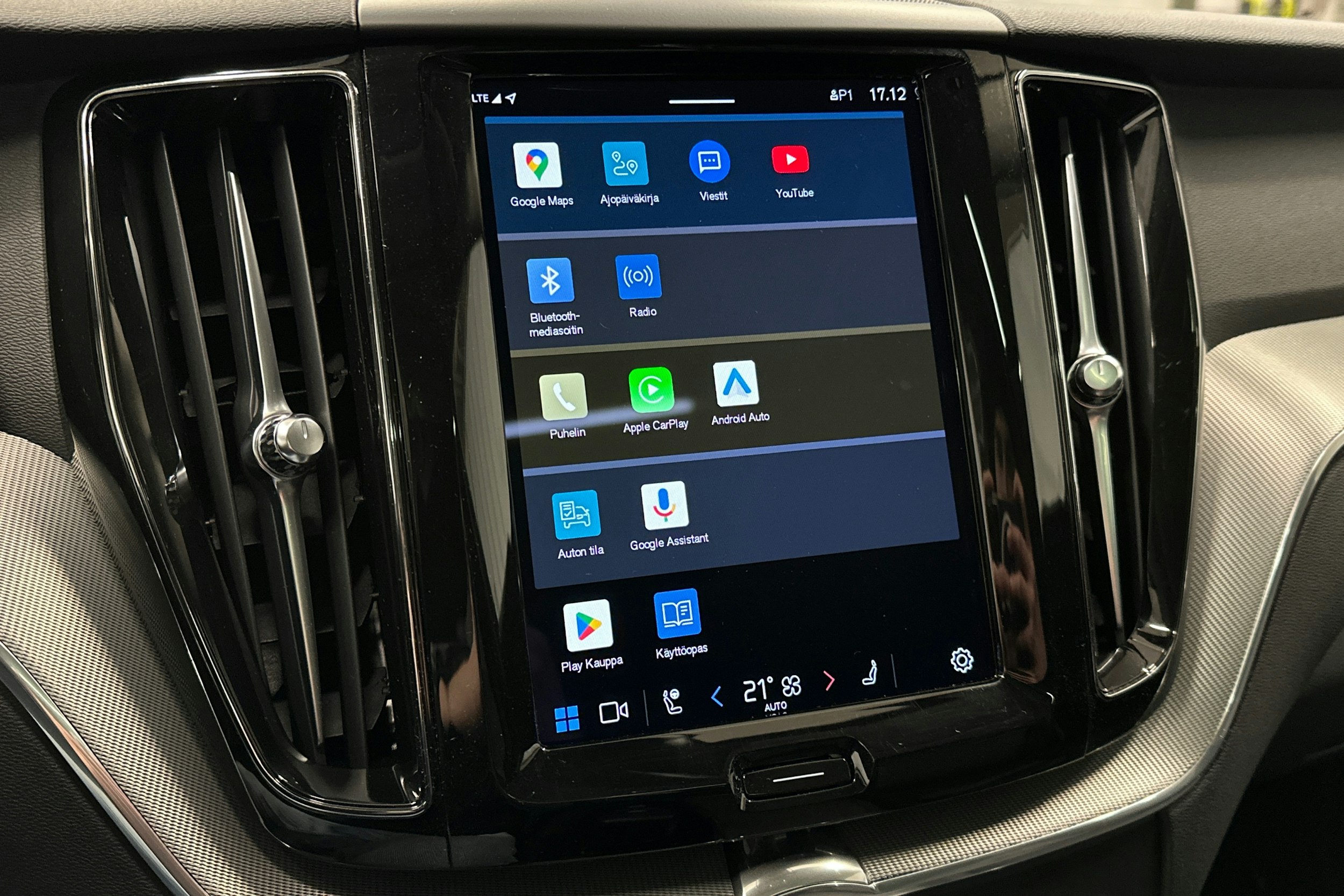 valkoinen Volvo XC60 2023 kuva 27.