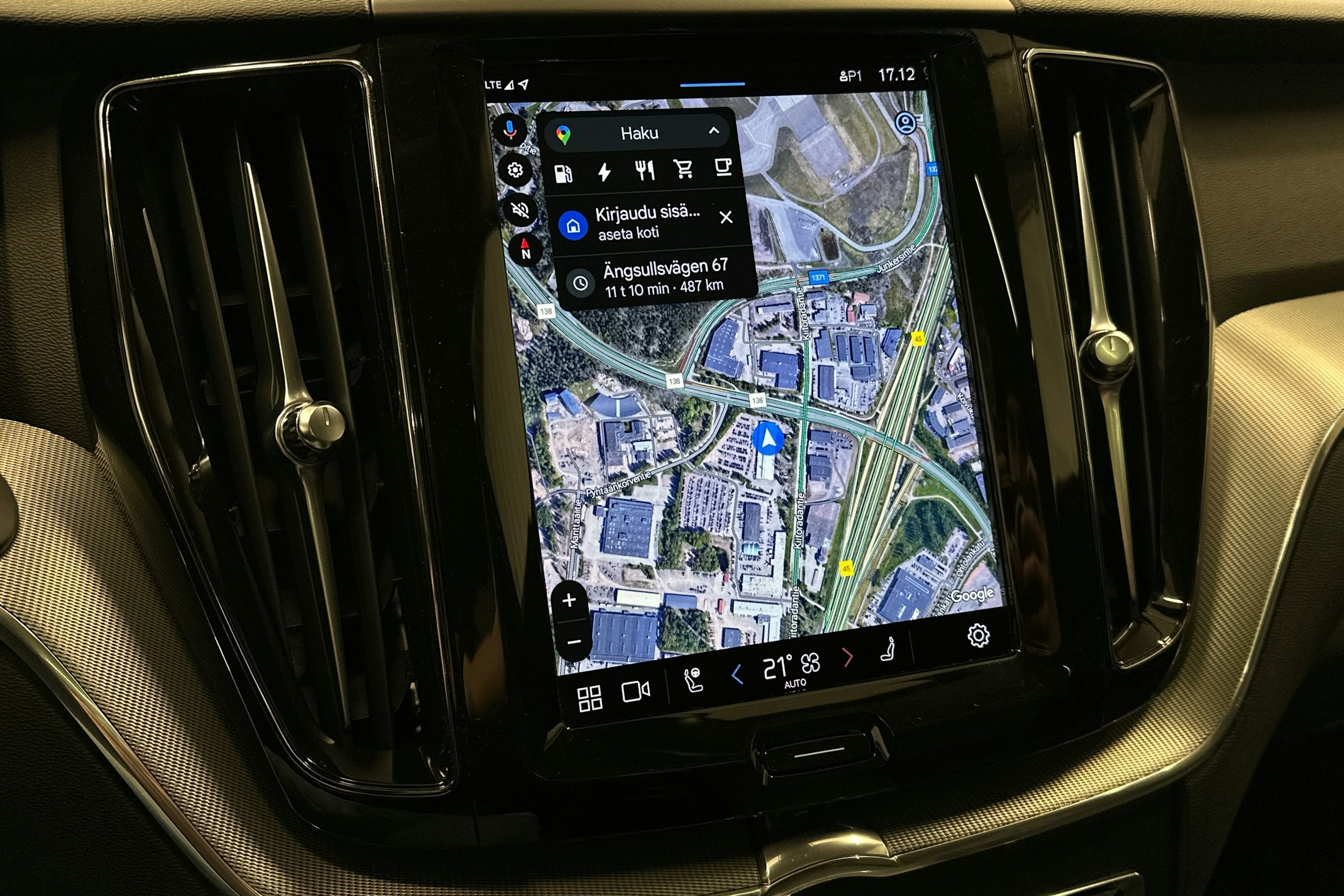 valkoinen Volvo XC60 2023 kuva 28.