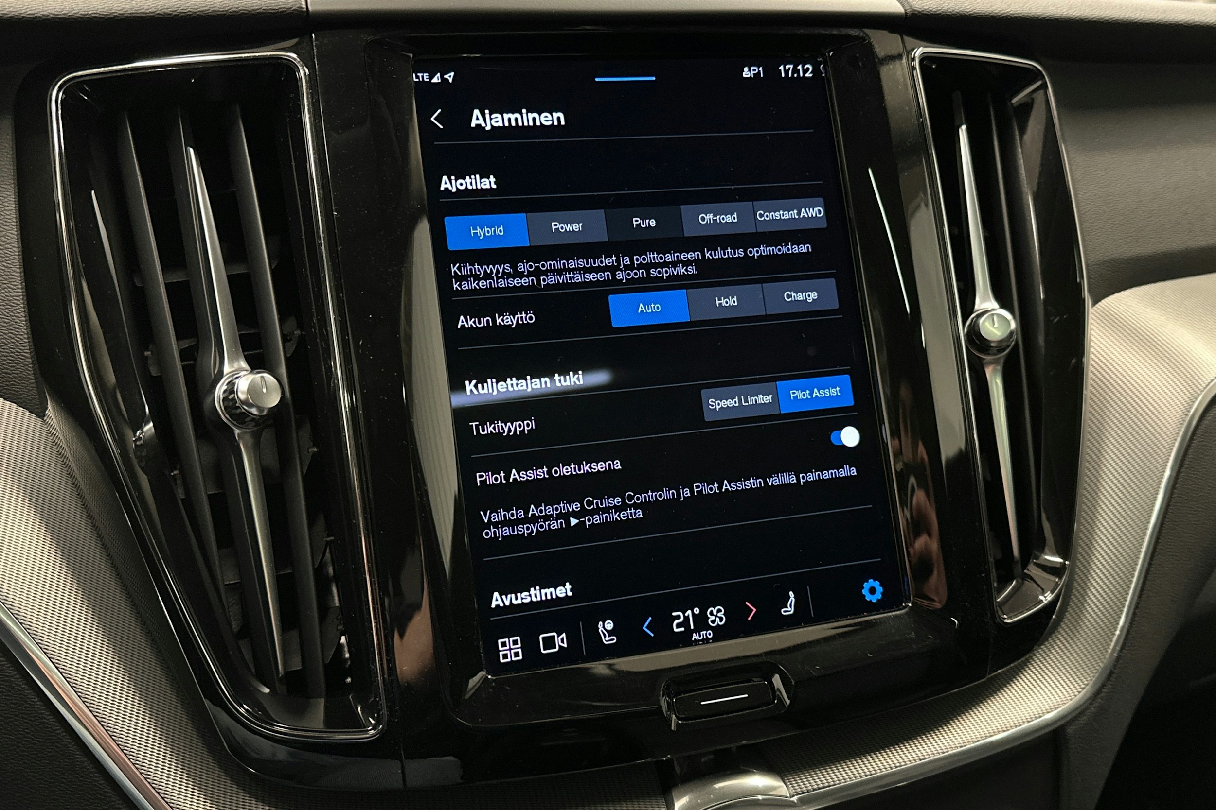 valkoinen Volvo XC60 2023 kuva 29.