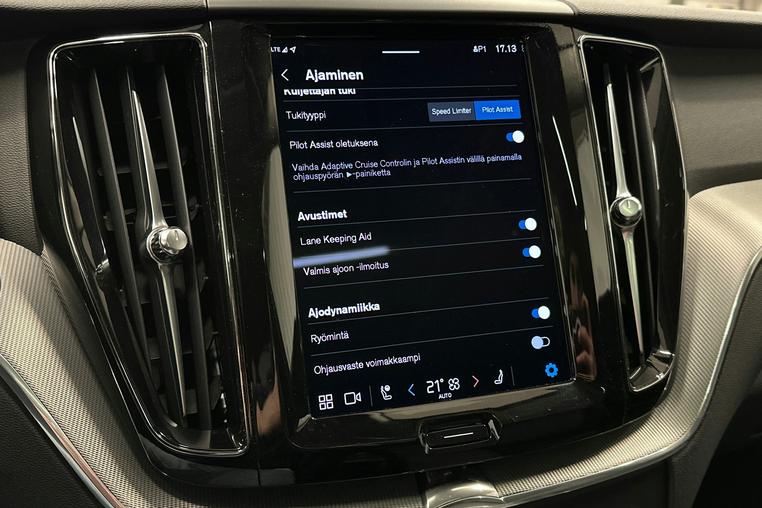 valkoinen Volvo XC60 2023 kuva 30.