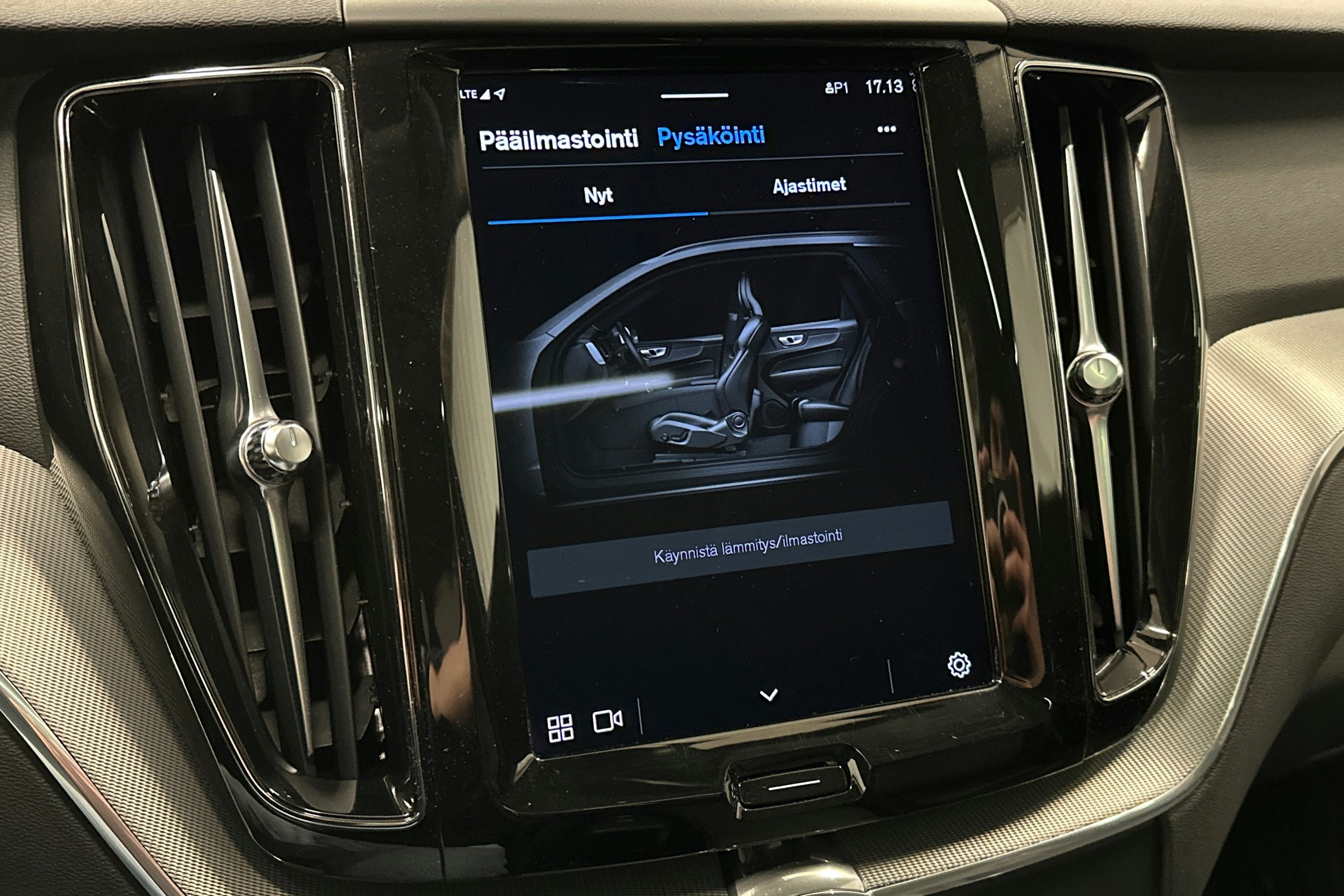 valkoinen Volvo XC60 2023 kuva 31.