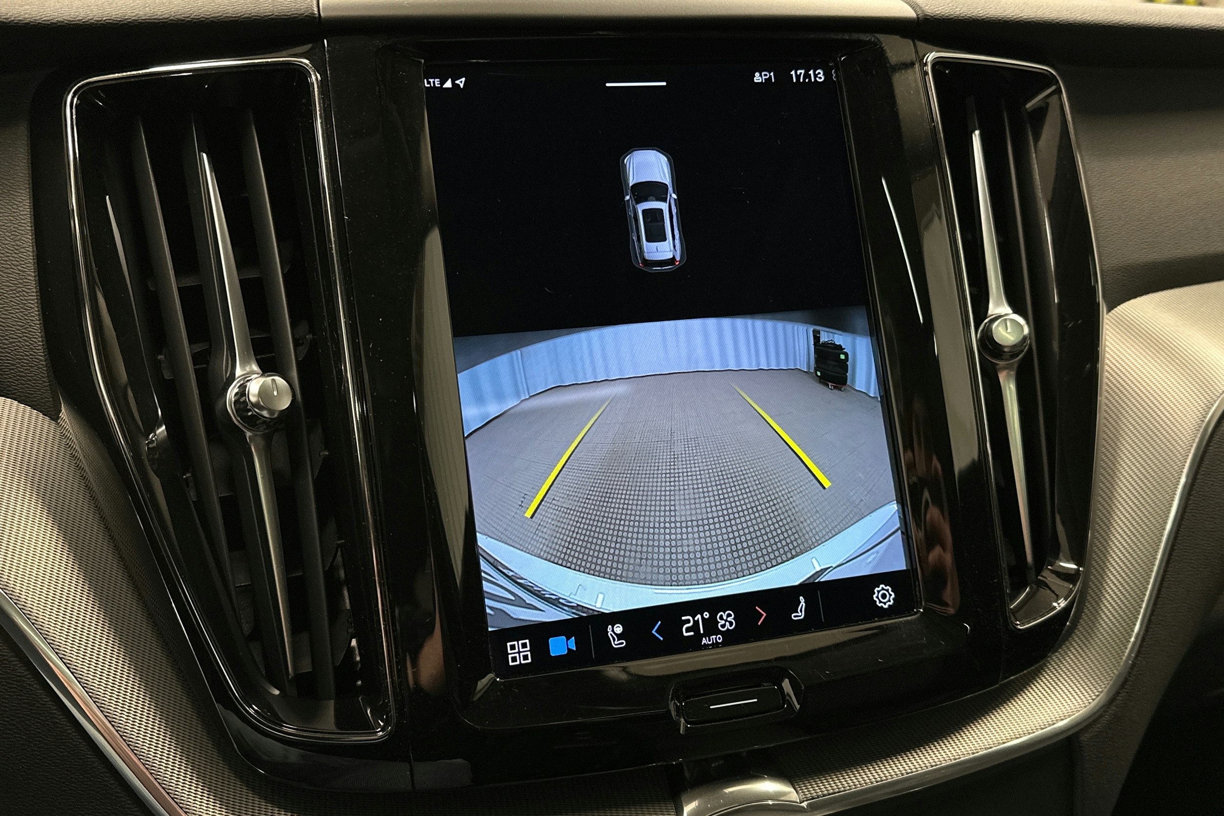 valkoinen Volvo XC60 2023 kuva 32.