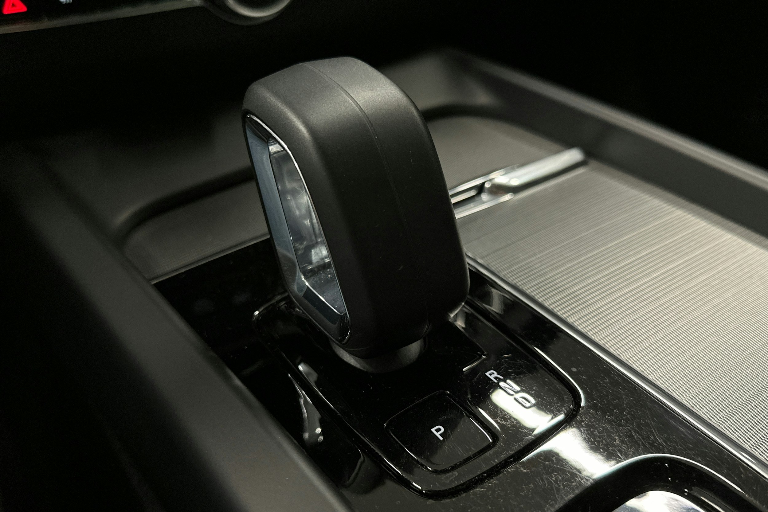 valkoinen Volvo XC60 2023 kuva 33.