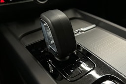 valkoinen Volvo XC60 2023 kuva 33.