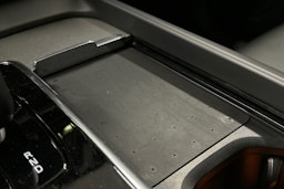 valkoinen Volvo XC60 2023 kuva 34.