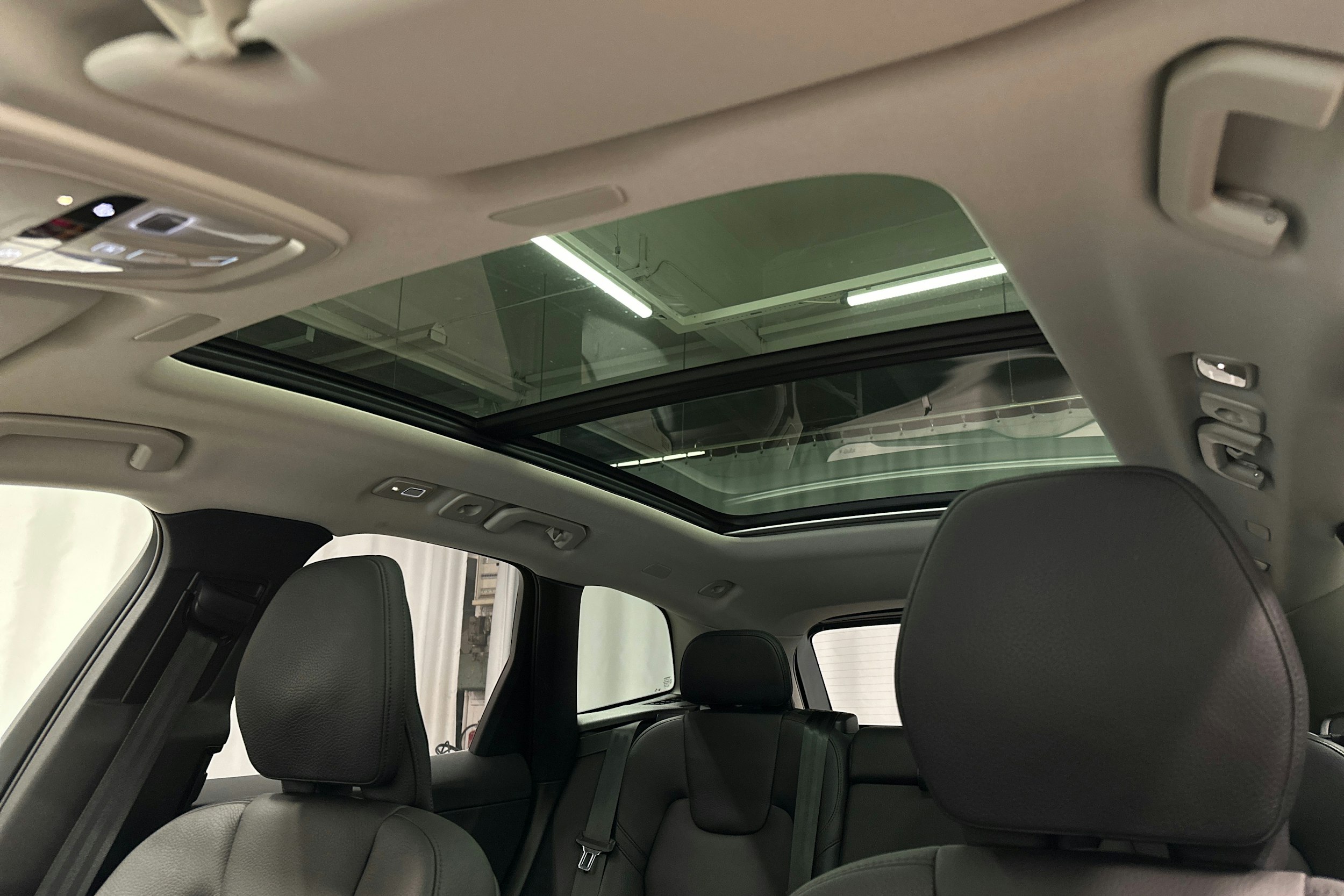 valkoinen Volvo XC60 2023 kuva 35.