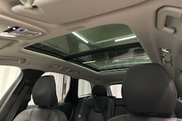 valkoinen Volvo XC60 2023 kuva 35.