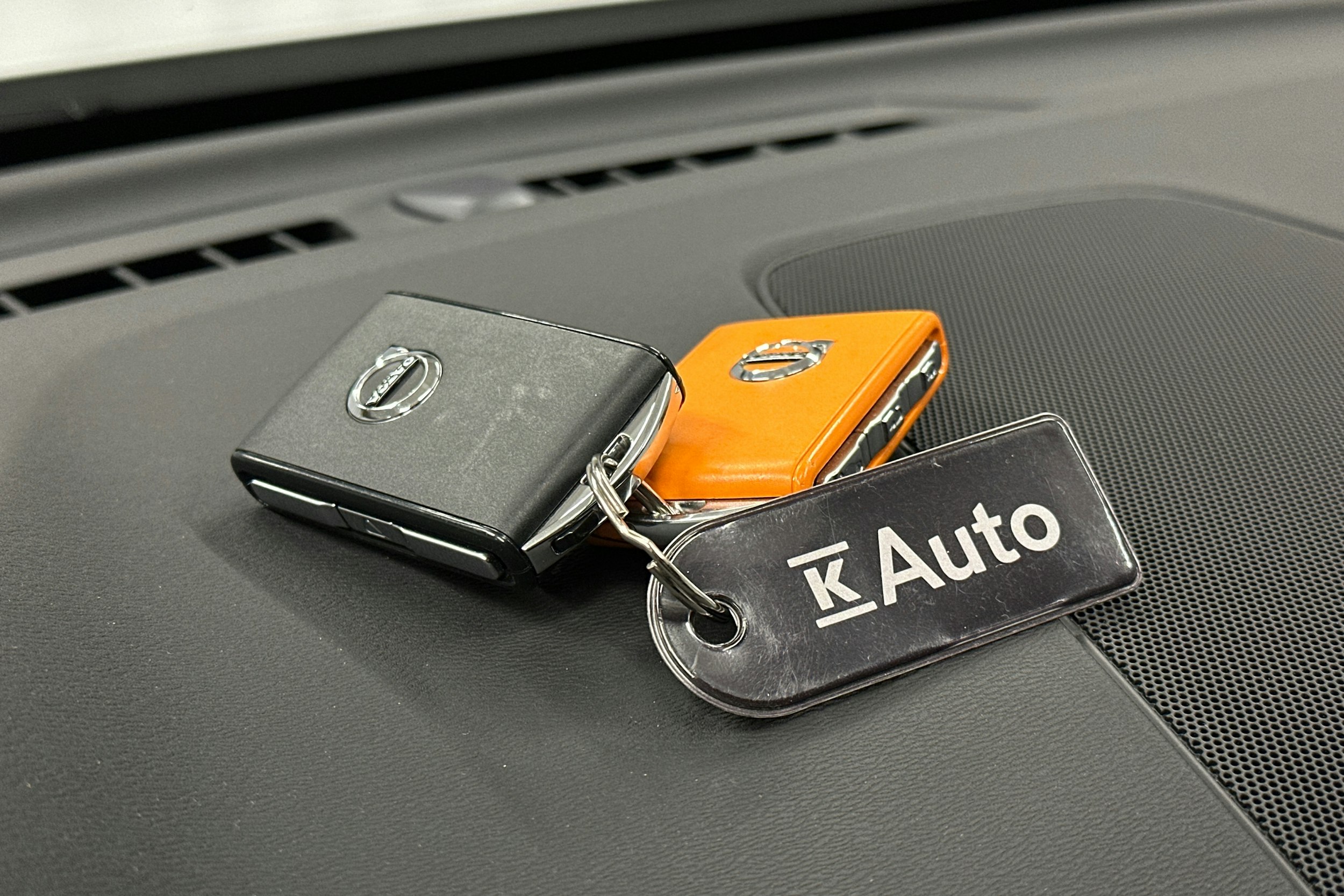 valkoinen Volvo XC60 2023 kuva 36.