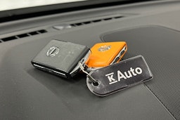 valkoinen Volvo XC60 2023 kuva 36.