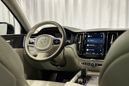 musta Volvo XC60 2023 kuva 8.