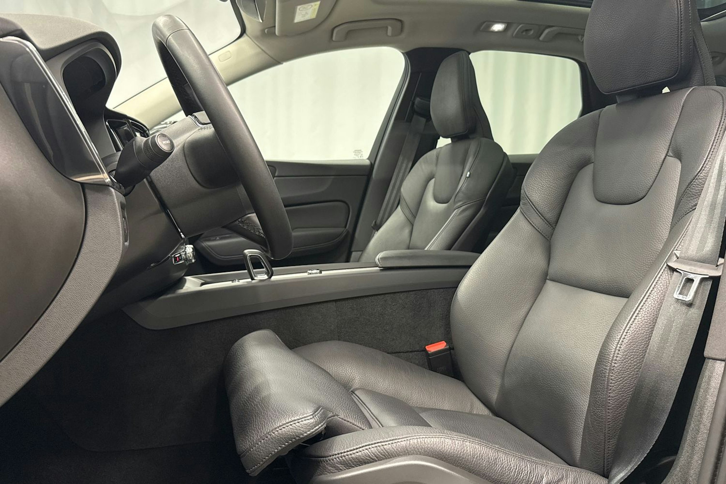 harmaa Volvo XC60 2023 kuva 19.