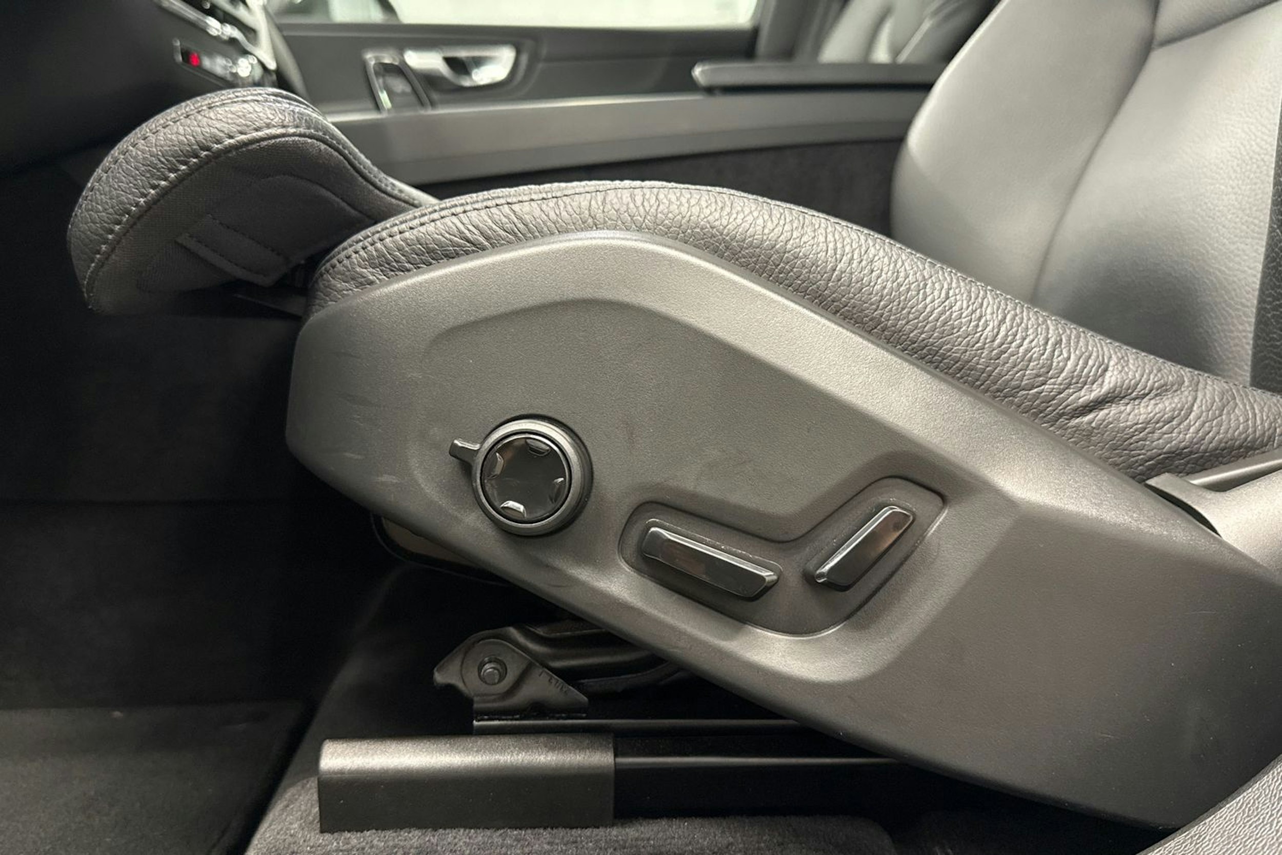 harmaa Volvo XC60 2023 kuva 20.