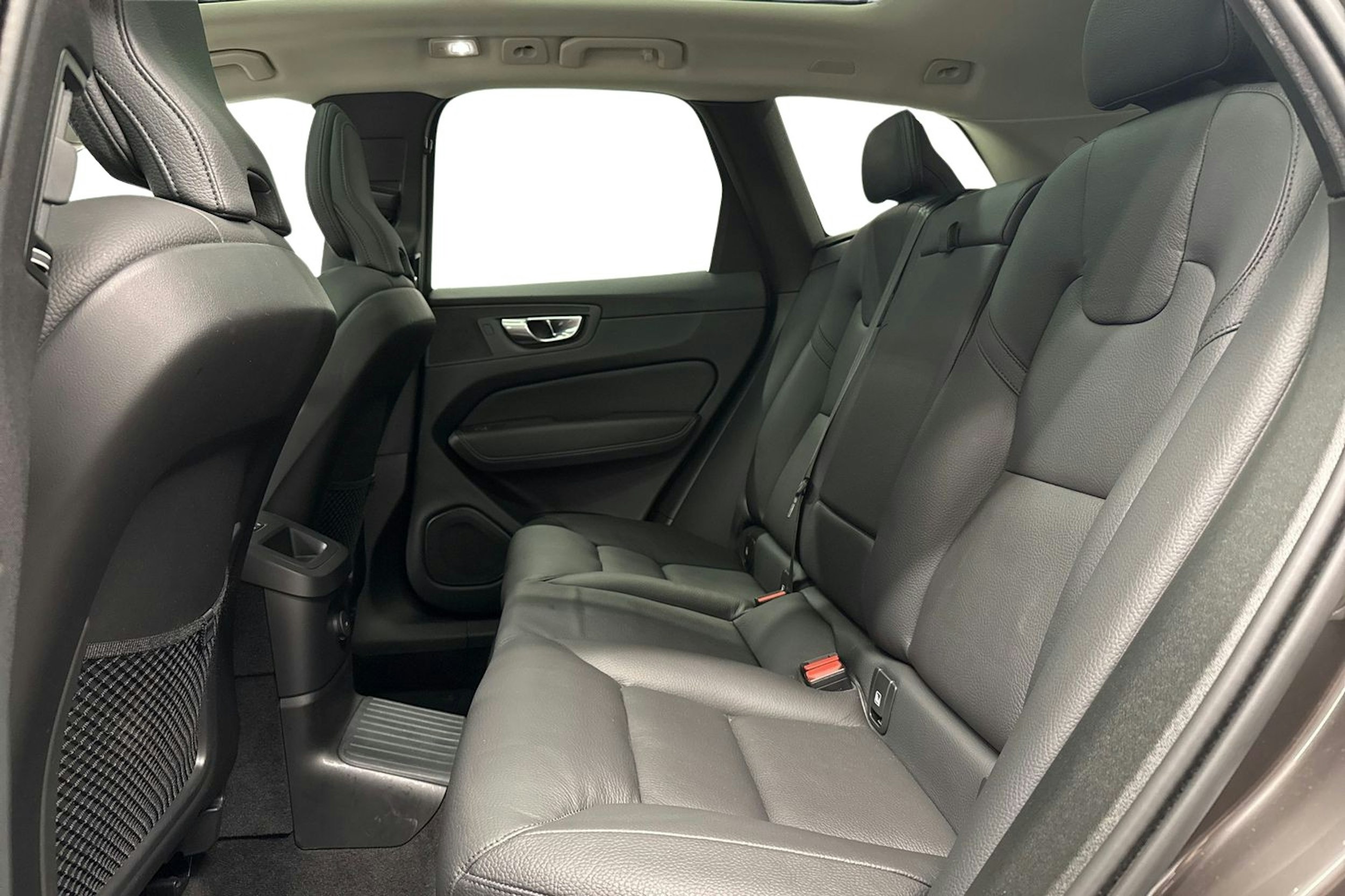 harmaa Volvo XC60 2023 kuva 23.