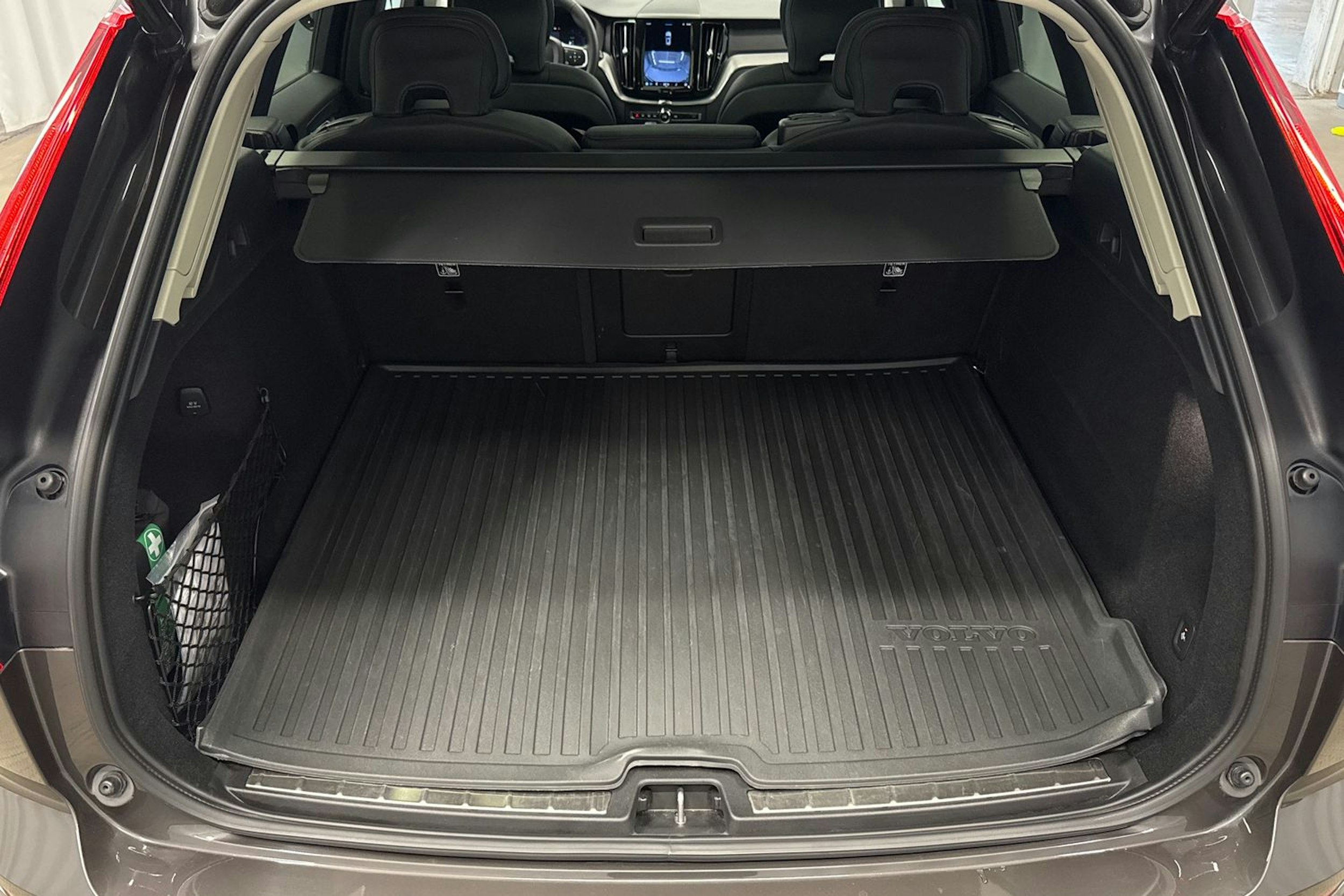 harmaa Volvo XC60 2023 kuva 25.