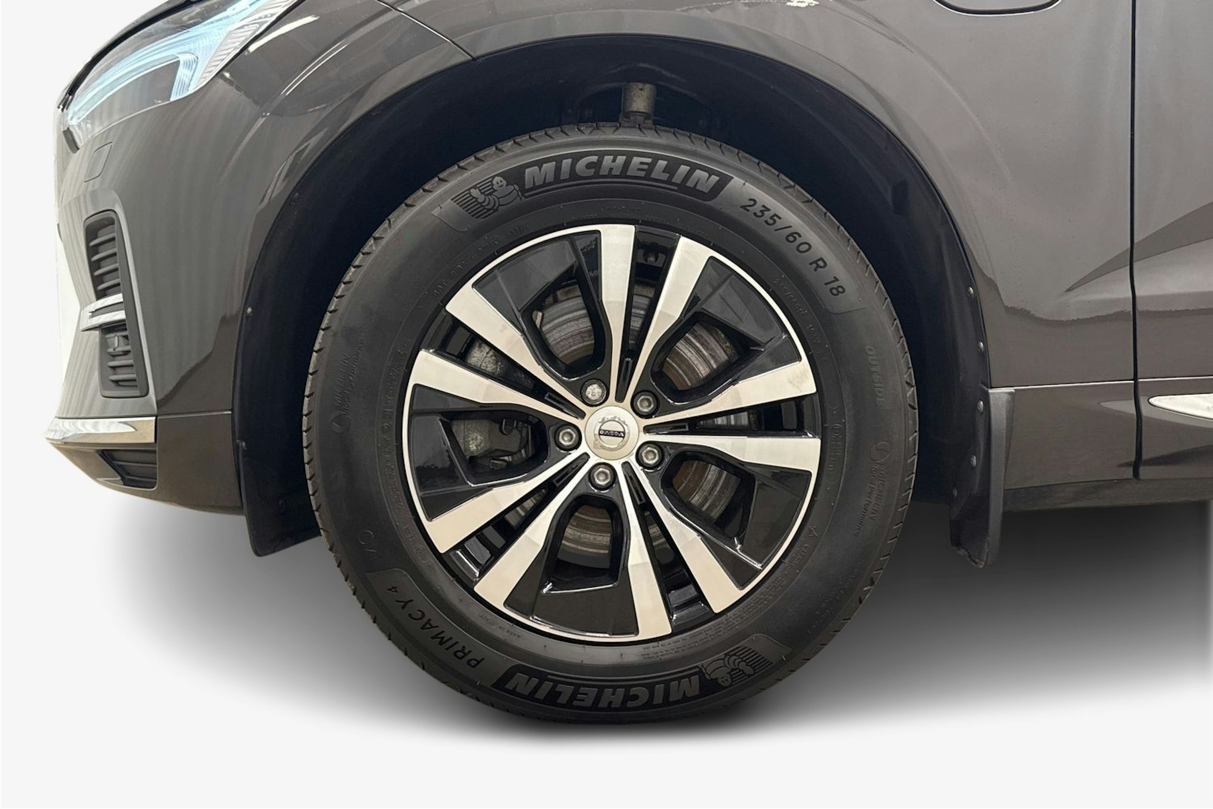 harmaa Volvo XC60 2023 kuva 27.