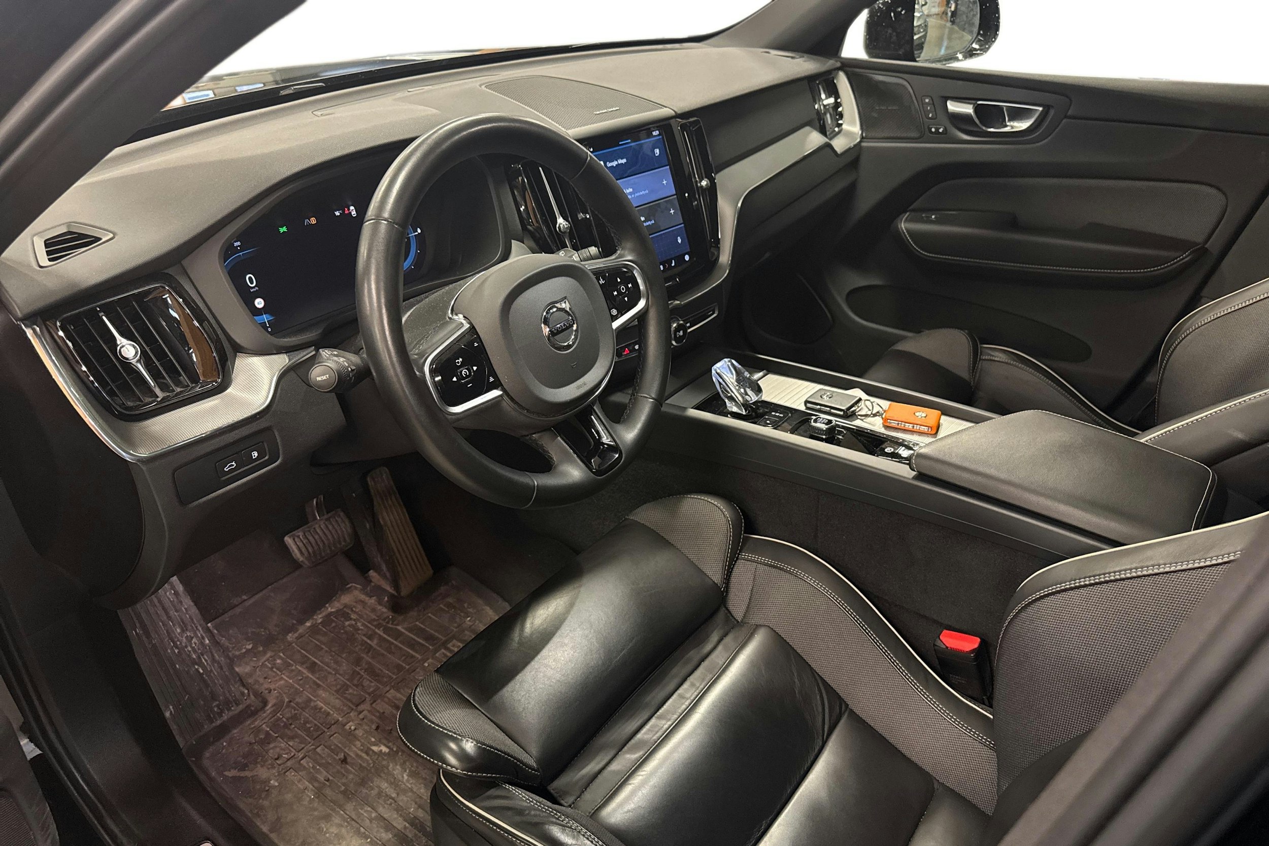 musta Volvo XC60 2023 kuva 3.