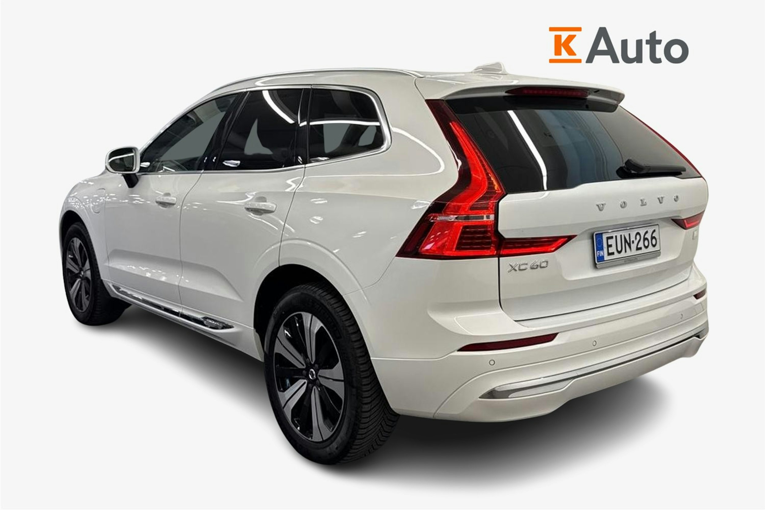 Valkoinen Volvo XC60 2023 kuva 2.