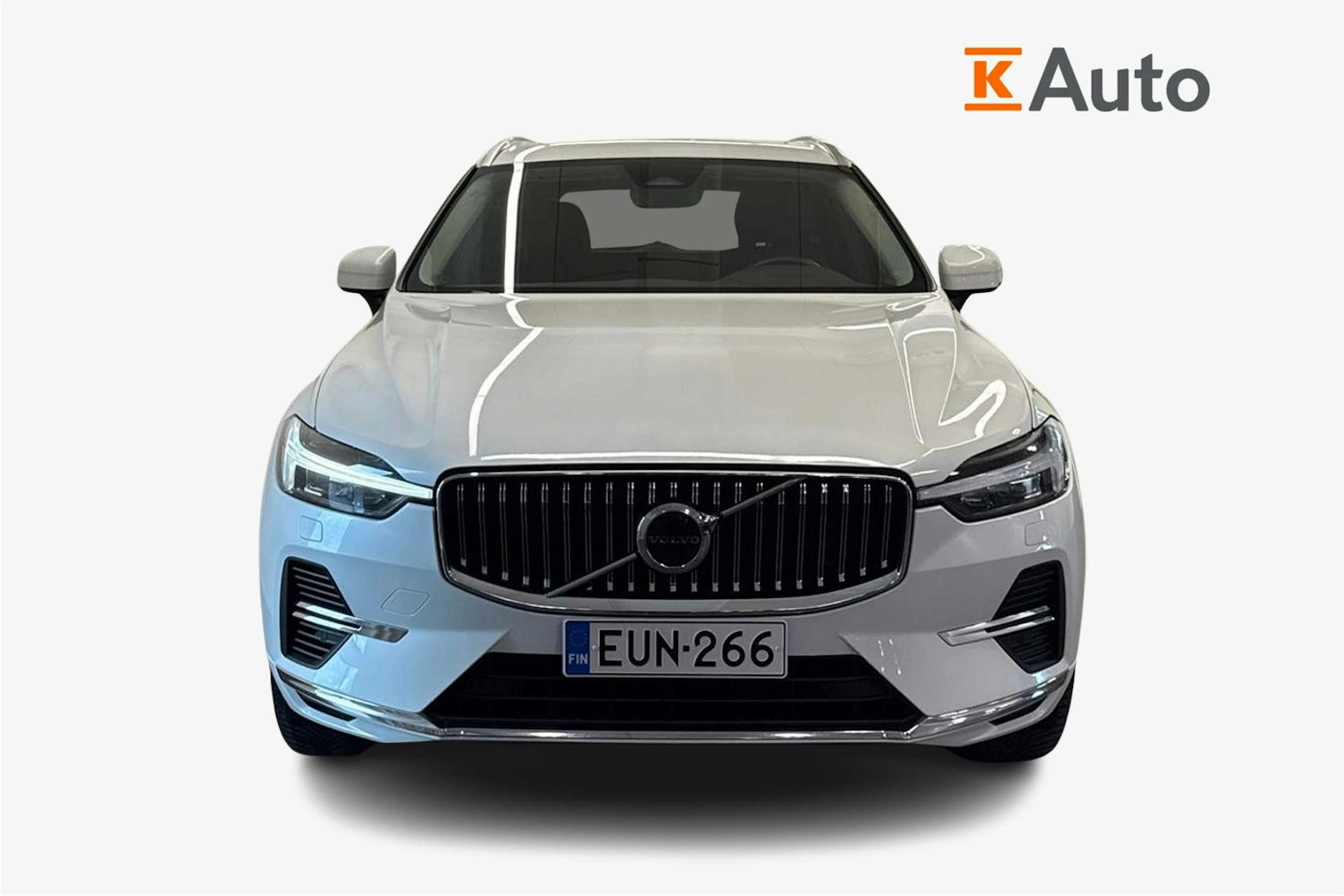 Valkoinen Volvo XC60 2023 kuva 5.
