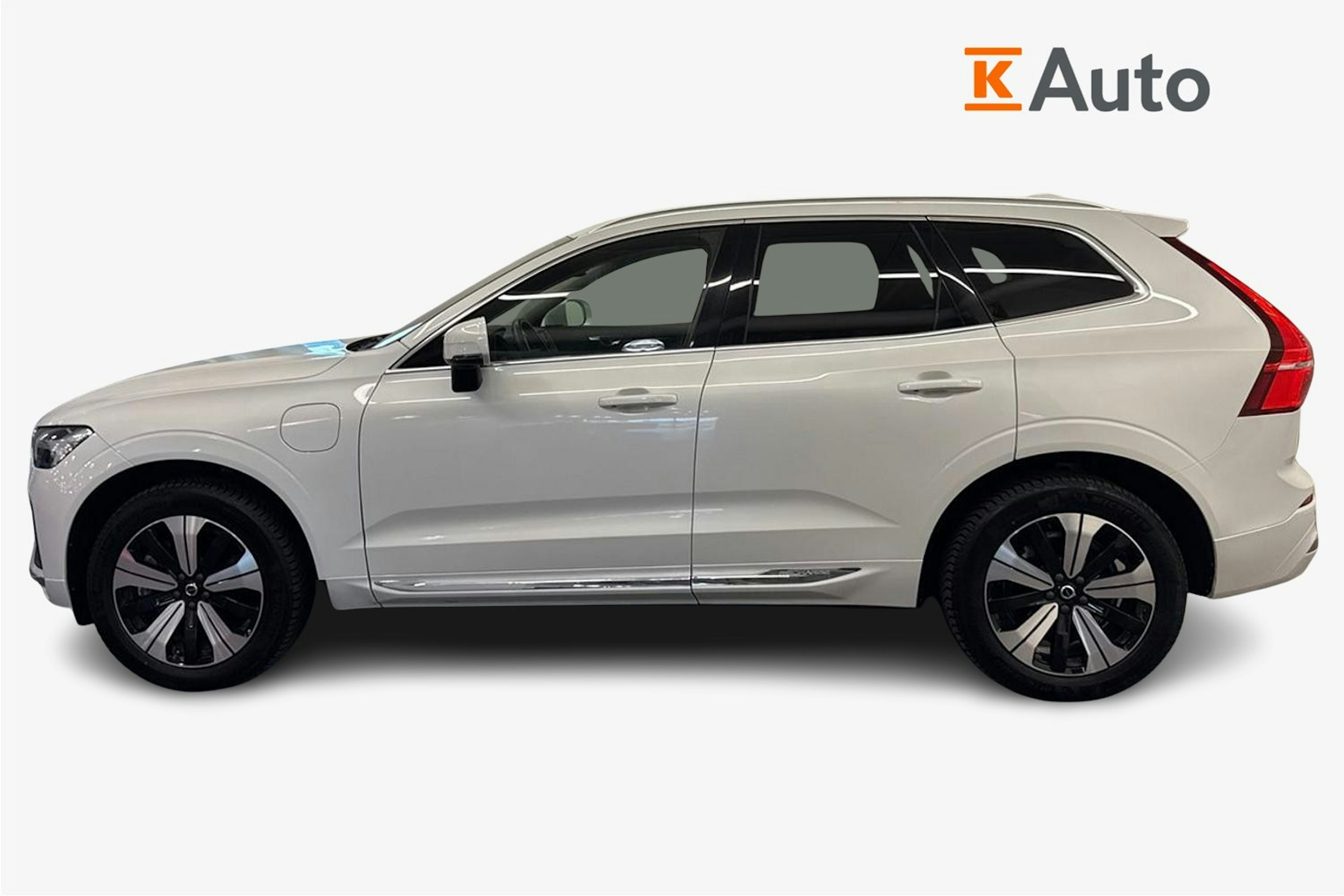 Valkoinen Volvo XC60 2023 kuva 6.