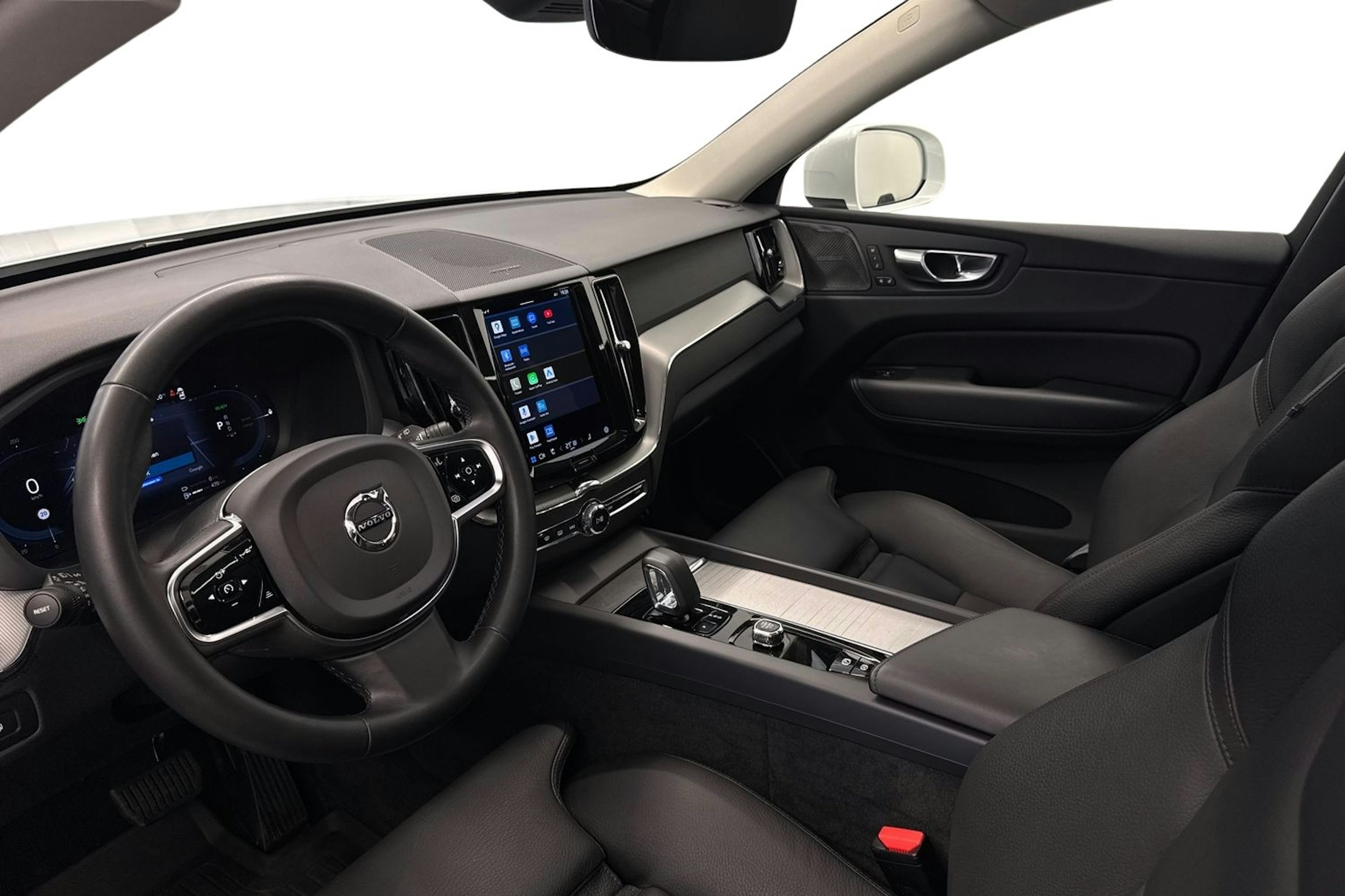 Valkoinen Volvo XC60 2023 kuva 7.