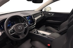 Valkoinen Volvo XC60 2023 kuva 7.