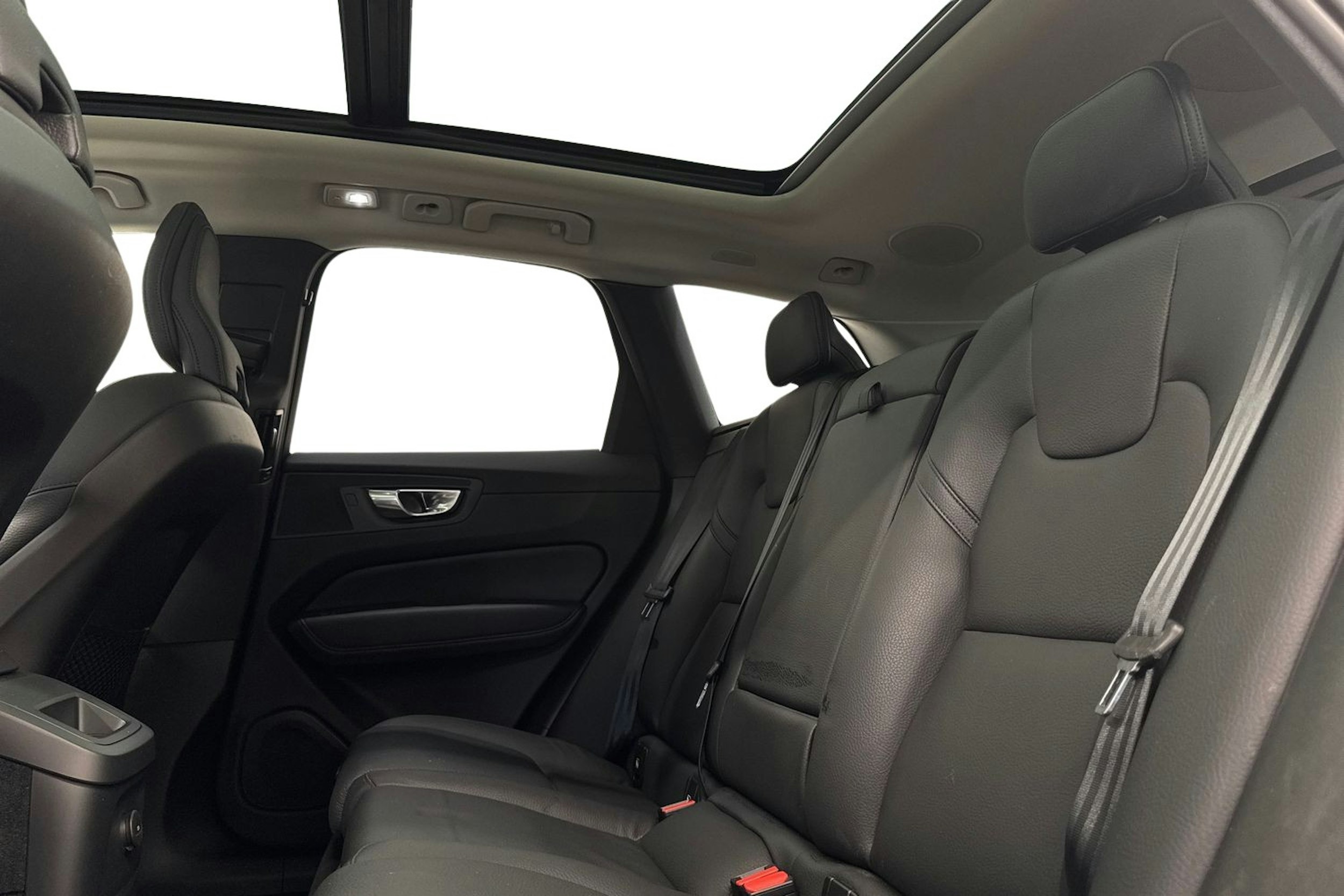 Valkoinen Volvo XC60 2023 kuva 10.