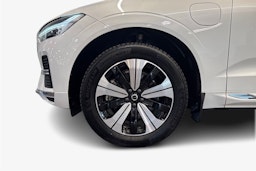 Valkoinen Volvo XC60 2023 kuva 11.