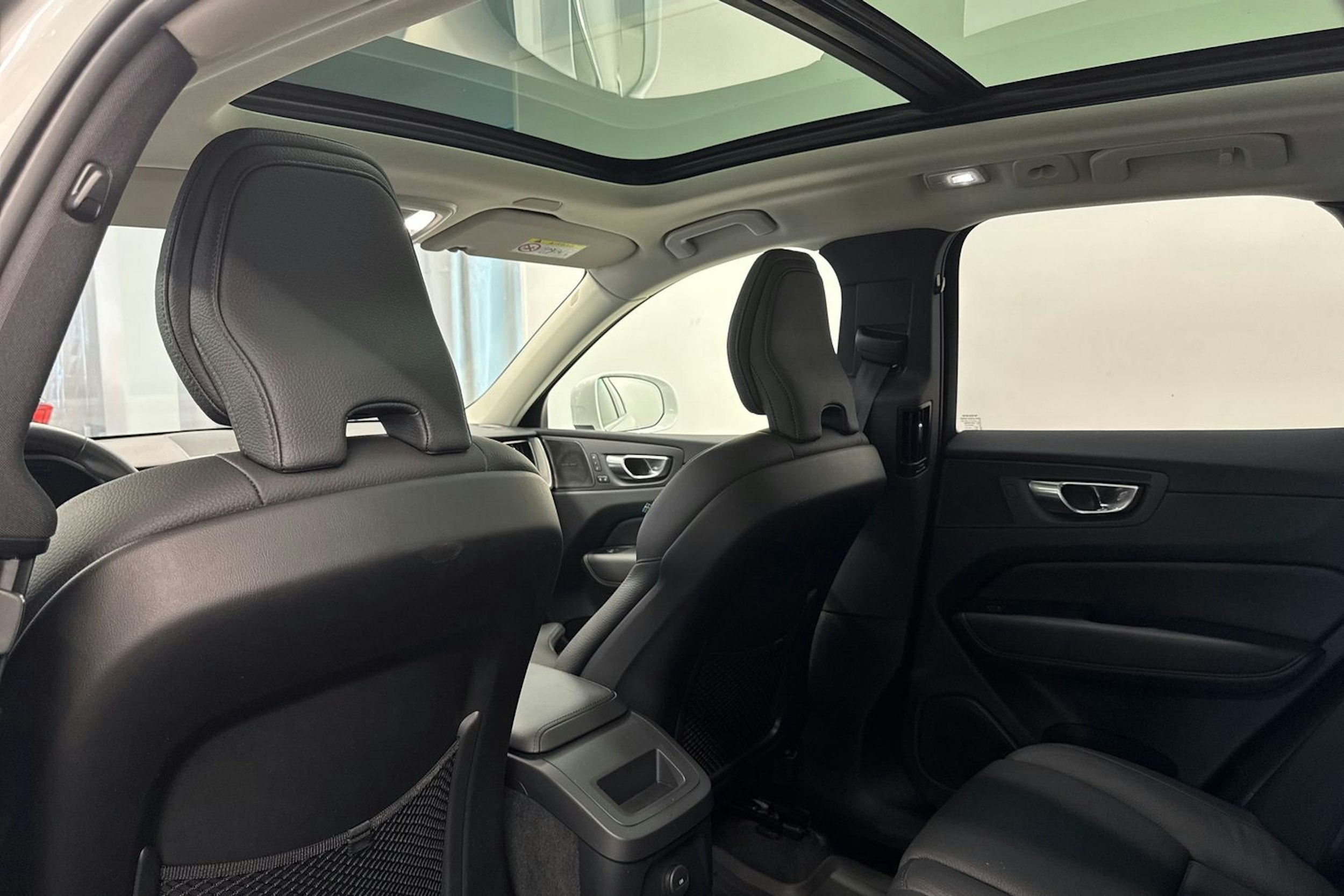 Valkoinen Volvo XC60 2023 kuva 14.