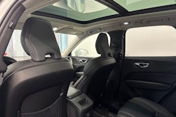 Valkoinen Volvo XC60 2023 kuva 14.