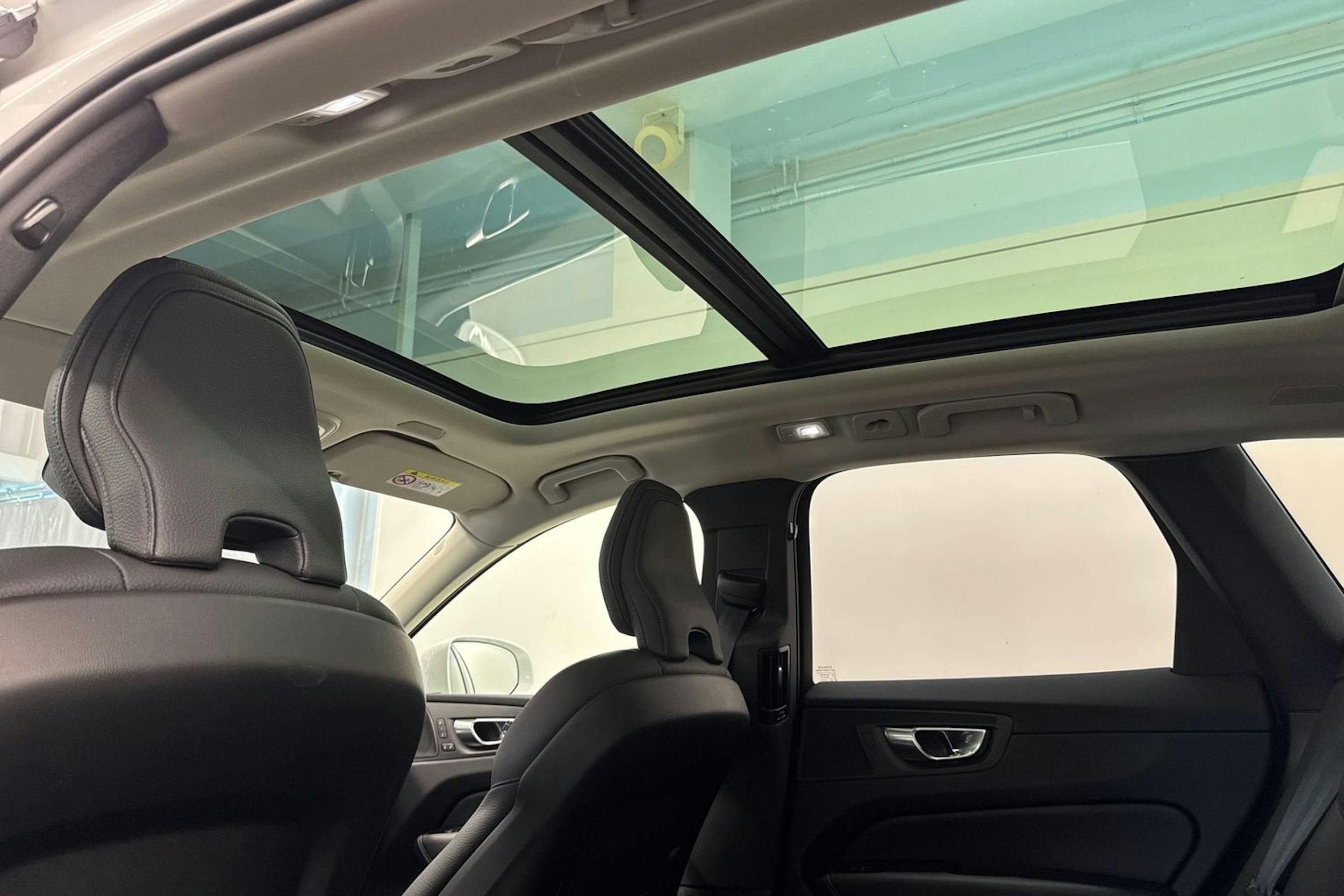 Valkoinen Volvo XC60 2023 kuva 15.